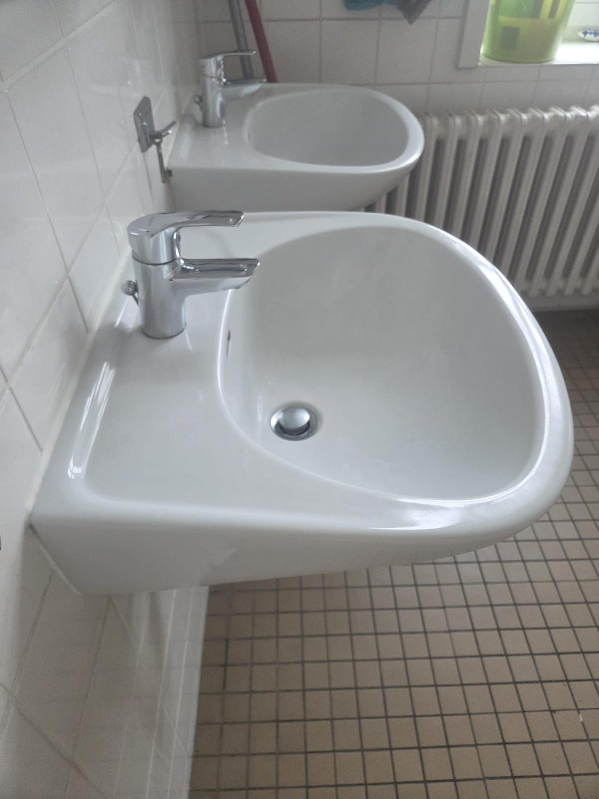 Gereinigte Waschbecken im Sanitärbereich