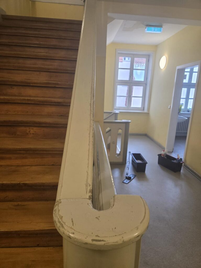 Treppenhaus mit Holzstufen nach der Reinigung