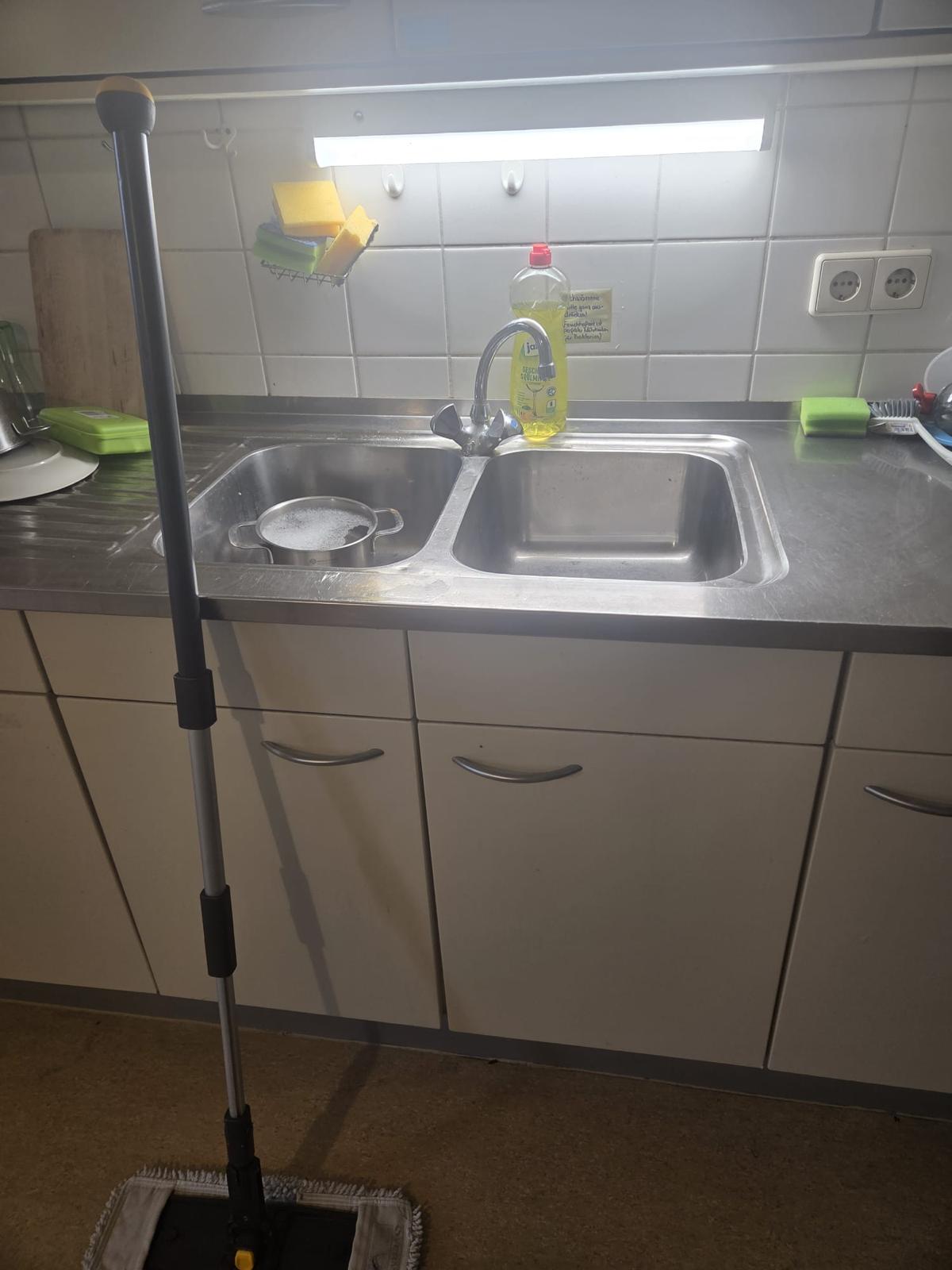 Küchenzeile mit Spüle während der Reinigung
