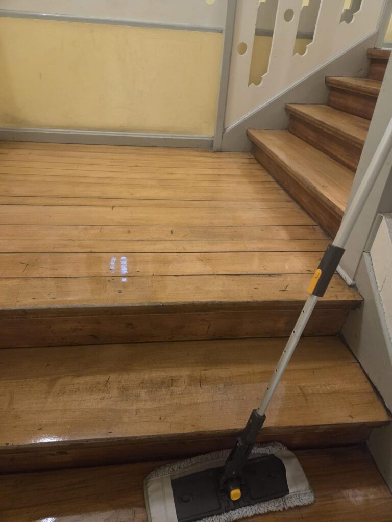 Treppenreinigung mit dem Flachmopp