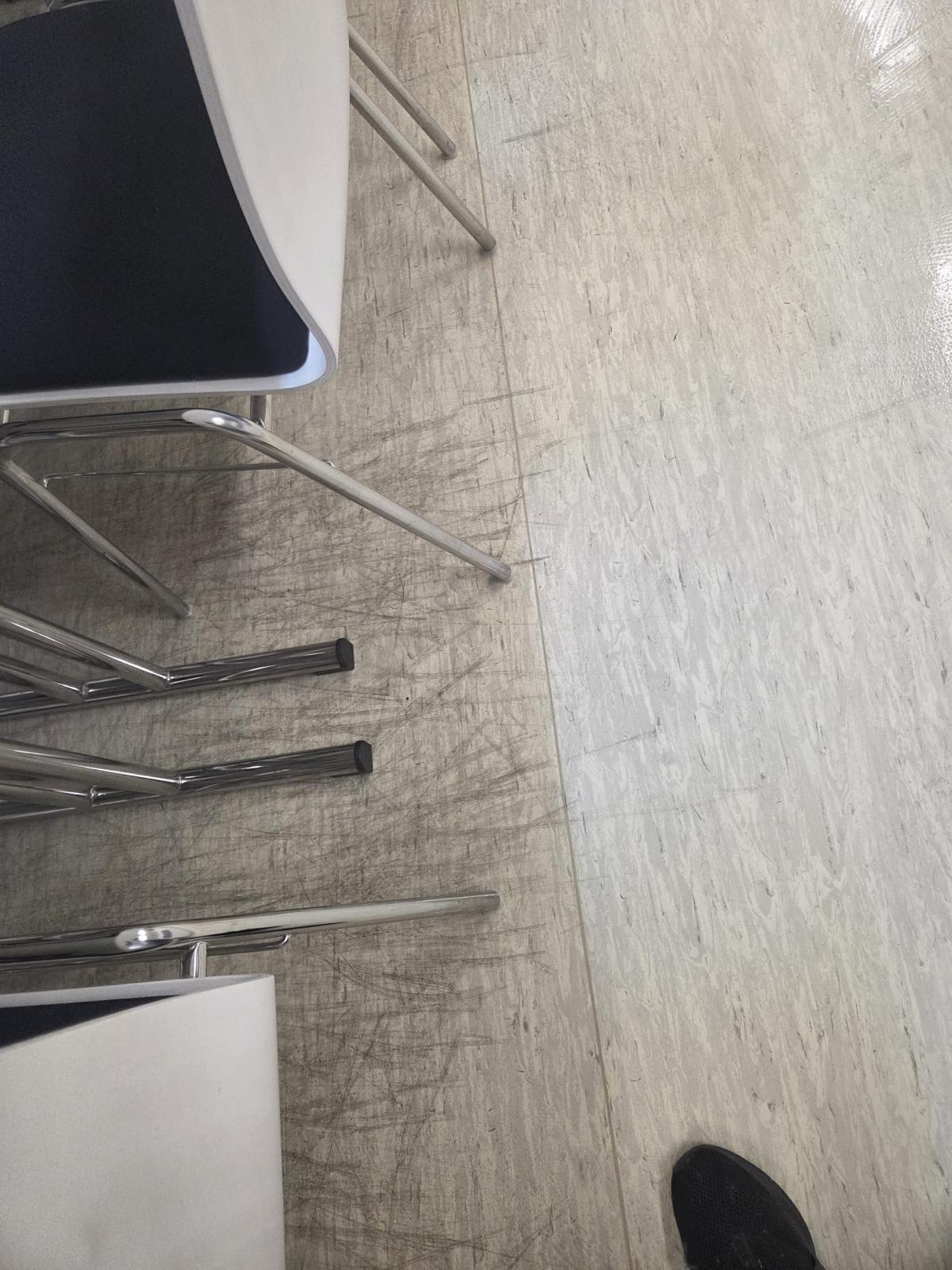 Bodenreinigung in einem Aufenthaltsbereich