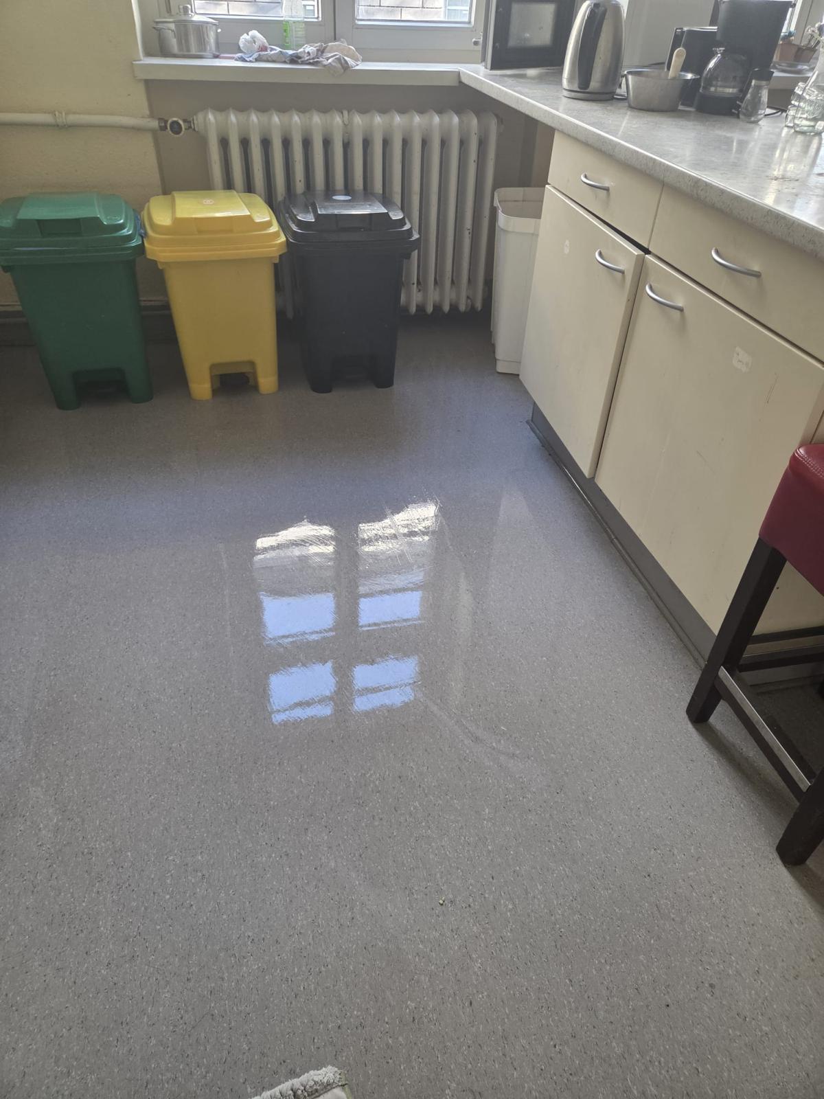 Gereinigte Teeküche mit frisch gewischtem Boden und getrennten Abfallbehältern