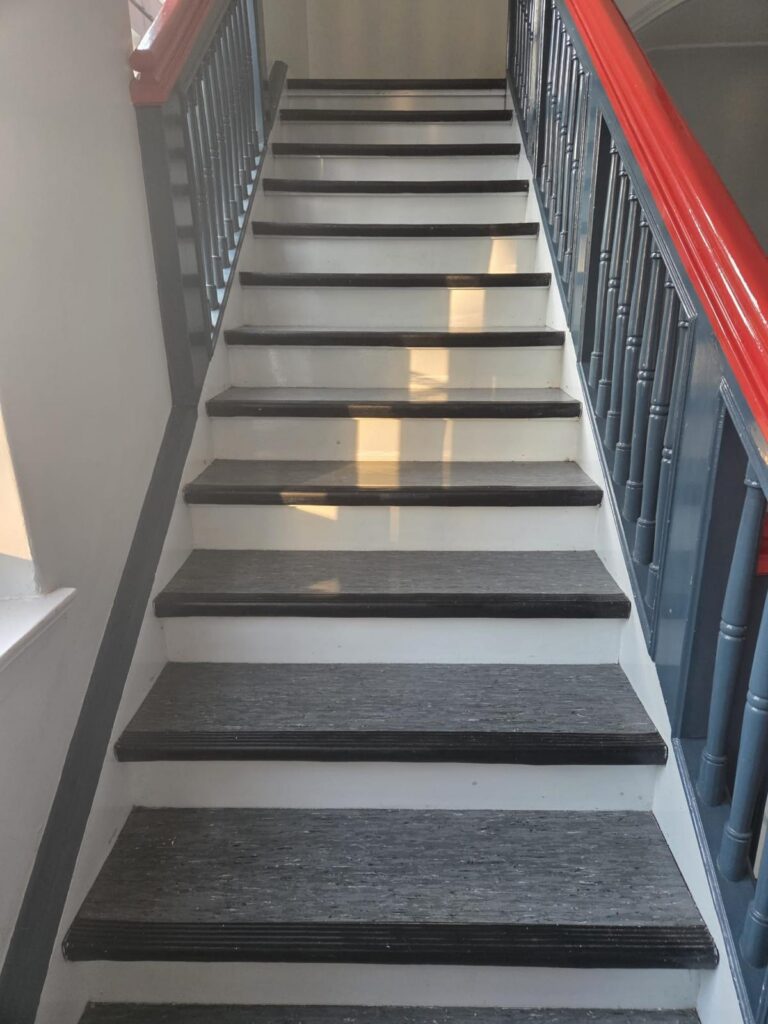 Gereinigtes Treppenhaus mit Handlauf
