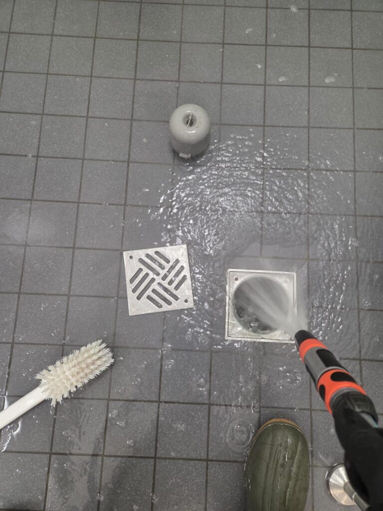 Nassbereich mit Bodenablauf während der Reinigung