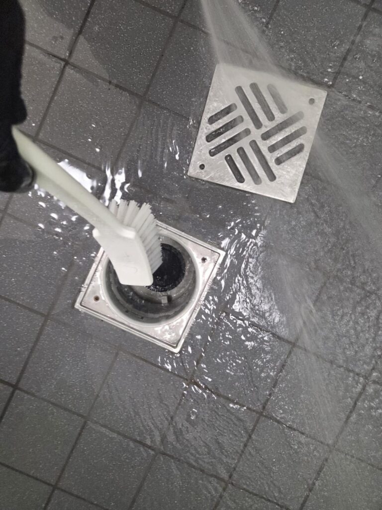 Bodenablauf im Sanitärbereich nach der Reinigung