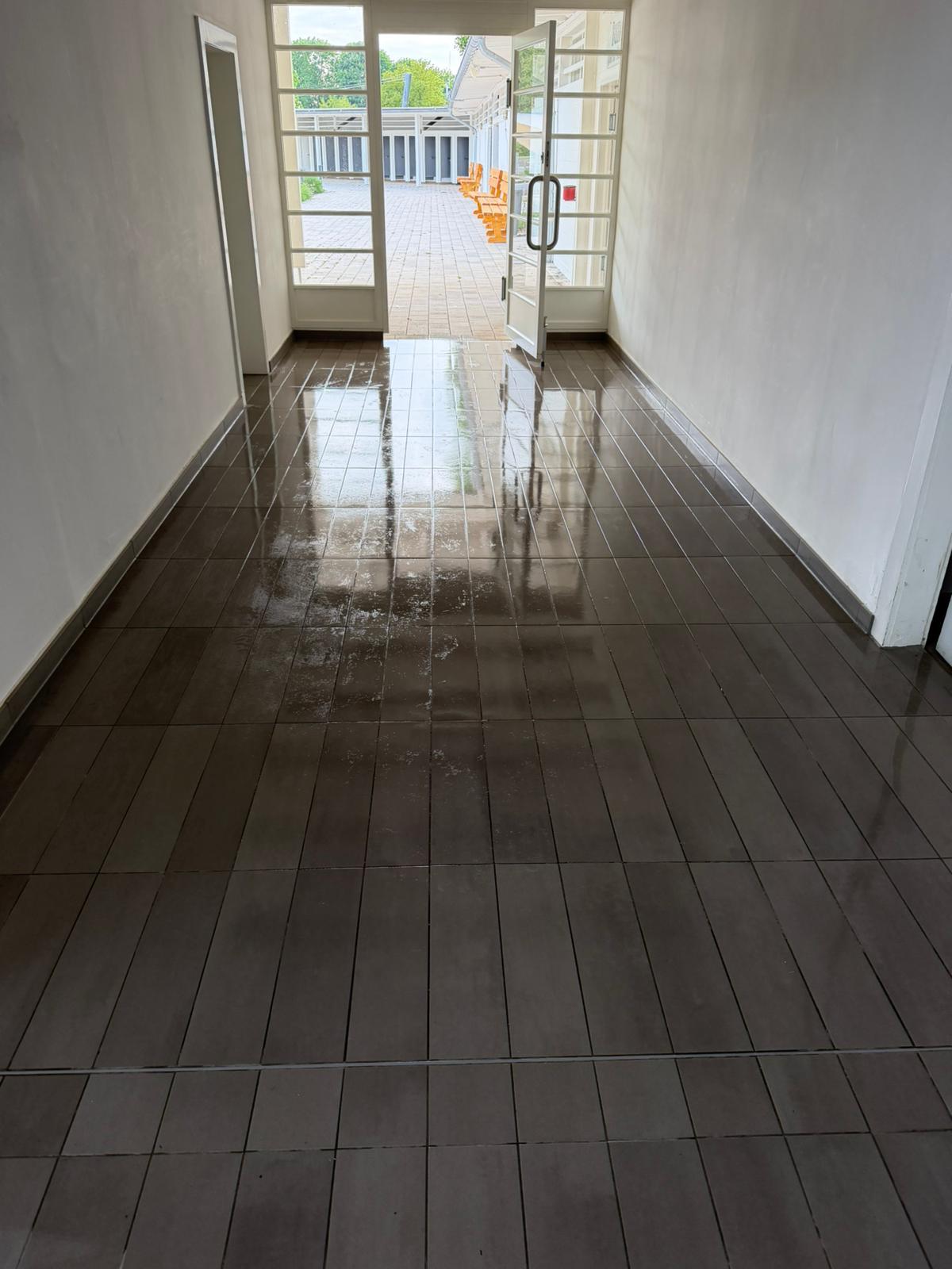Gereinigter Flur mit glänzendem Fliesenboden