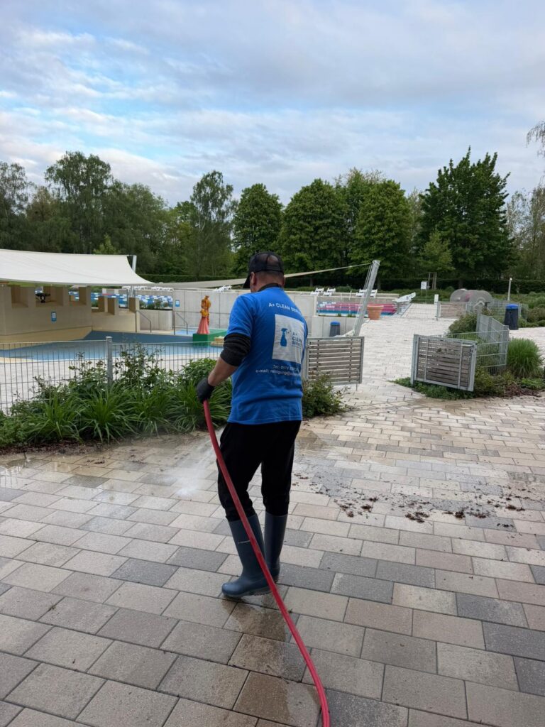 Mitarbeiter von A+ Gebäudeservice bei der Reinigung der Außenflächen