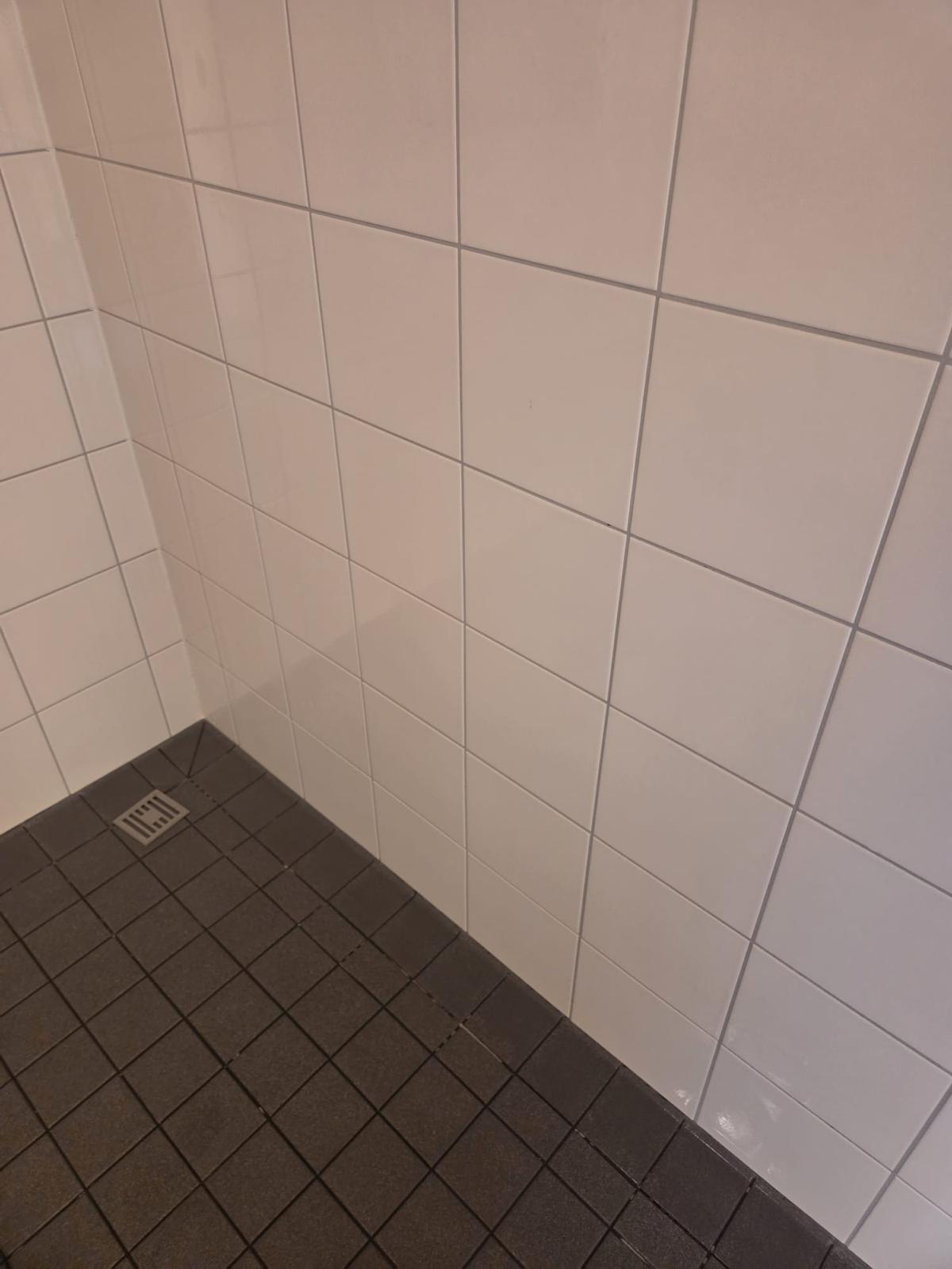 Gereinigte Dusche mit Bodenablauf